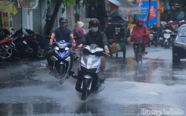 5 tình huống nguy hiểm thường gặp khi lái xe mùa mưa - Ảnh minh họa 1