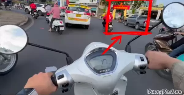 Quét mắt khi đi xe máy là gì? Cách quan sát an toàn khi - Ảnh minh họa 2
