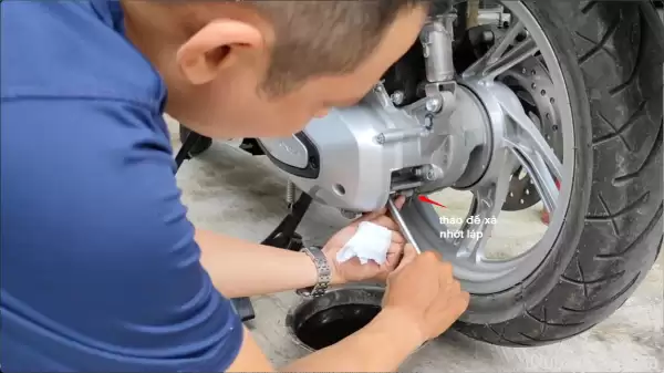 Cách chọn và thay dầu hộp số (nhớt láp) Honda SH 125i & - Ảnh minh họa 2
