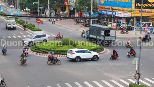 Đi thẳng xe qua ngã năm bùng binh có cần bật xi nhan?