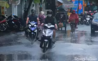 5 tình huống nguy hiểm thường gặp khi lái xe mùa mưa