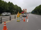 Khoảng cách đặt cọc tiêu cảnh báo trên cao tốc là bao nhiêu?