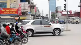 Dừng đèn đỏ quá vạch theo nghị định 168 bị phạt bao nhiêu ?