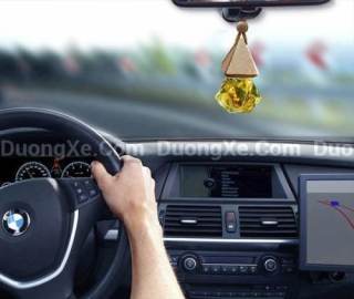 Có nên dùng tinh dầu treo xe để khử mùi hôi ?
