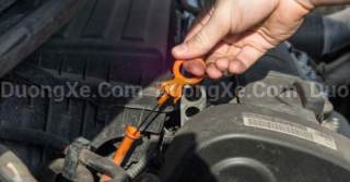 Cách Kiểm Tra Mức Dầu Động Cơ Bằng Que Thăm Dầu