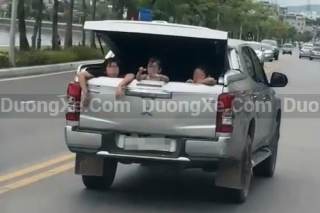 Hành Khách Có Thể Ngồi Ở Phía Sau Xe Bán Tải Không?