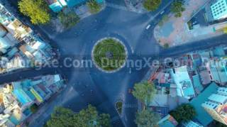 Đi thẳng xe qua ngã năm bùng binh có cần bật xi nhan?